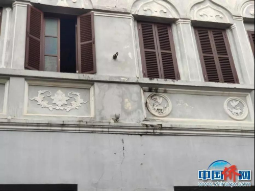 騎樓墻面上細(xì)致的雕刻。吳侃 攝