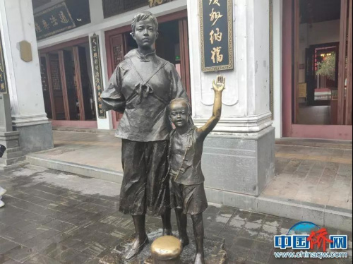 老街上的雕塑“送別”。吳侃 攝