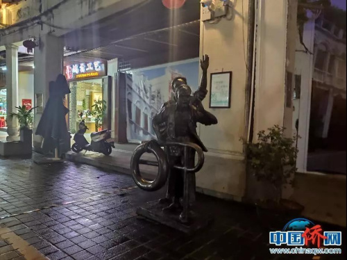 老街上的雕塑“下南洋”。吳侃 攝