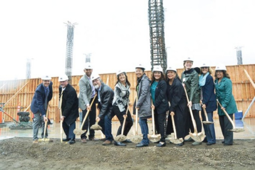 奧克蘭市長(zhǎng)薛麗比（左五）、市議員勵(lì)琪（右一）和亞太環(huán)保網(wǎng)絡(luò)小區(qū)組織員何晶晶（中）參與可負(fù)擔(dān)住房動(dòng)工儀式。（來源：美國《世界日?qǐng)?bào)》/劉先進(jìn)／攝）