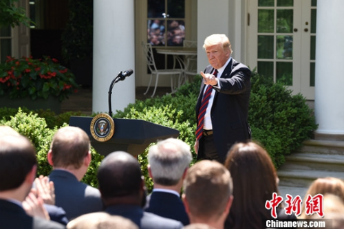 圖為特朗普在白宮玫瑰園發(fā)表講話。<a target='_blank' >中新社</a>記者 陳孟統(tǒng) 攝