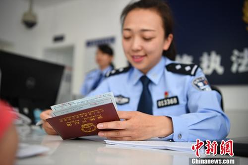 資料圖：工作人員辦理戶籍業(yè)務(wù)。<a target='_blank' >中新社</a>記者 劉冉陽 攝