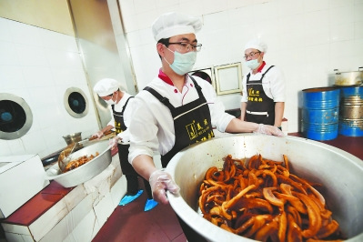 把肉條炸至金黃色且漂浮油面之上，方可起鍋，再盛于大盆放涼。