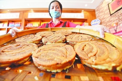 金黃香濃的“美瓊?cè)馄伞彼查g充斥著整個(gè)味蕾，吸引不少海外僑胞、臺(tái)胞及游人前往品嘗。