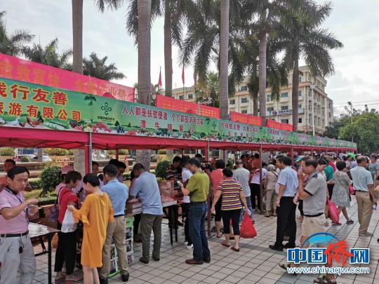 圖為集市活動現(xiàn)場?！↑S良策　攝