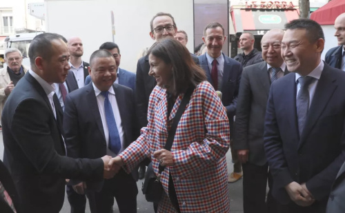 伊達(dá)爾戈與當(dāng)?shù)厝A商交流。