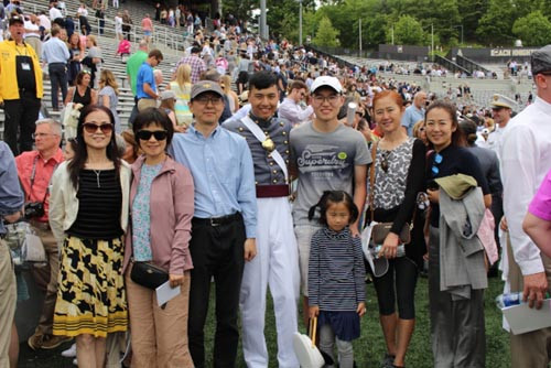 袁修遠(中)與家人共慶榮耀時刻。(來源：美國《世界日報》，記者張晨／攝影)