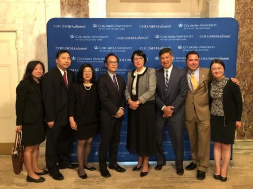 當(dāng)?shù)貢r(shí)間28日晚，紐約郡律師協(xié)會(huì)在曼哈頓下城舉辦晚會(huì)，紀(jì)念在1886年從哥倫比亞大學(xué)法學(xué)院畢業(yè)、首位獲得紐約州律師資格的華裔律師張康仁，并表彰Kathy Hirata Chin(右四)。(圖片來源：美國(guó)《世界日?qǐng)?bào)》記者 顏嘉瑩 攝)