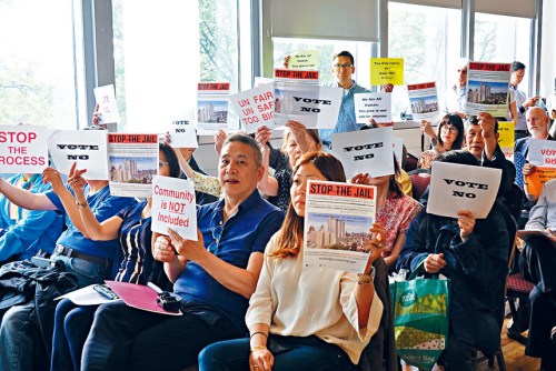 在場華人紛紛手舉“投反對票”等標(biāo)語。(來源：美國《星島日報》)