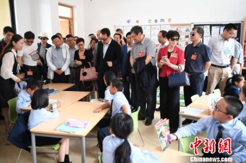 圖為5月30日，代表團(tuán)一行參觀位于福州濱海新城的融僑賽德伯學(xué)校?！埍?攝