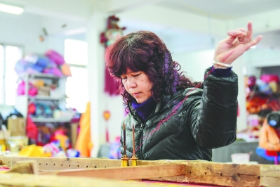 林秀清從16歲起就跟隨姐姐在家里學(xué)習(xí)金蒼繡，至今已有40多年。 林婕 攝