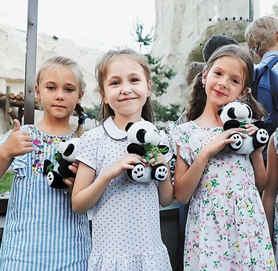 在莫斯科動物園看大熊貓的俄羅斯小朋友。人民日報記者 趙 成攝