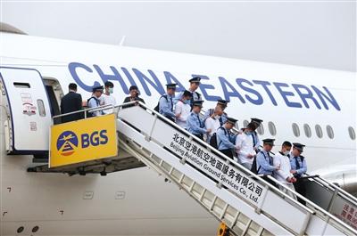 　6月7日早7時(shí)許，94名冒充公檢法機(jī)關(guān)工作人員實(shí)施電信網(wǎng)絡(luò)詐騙的臺(tái)灣犯罪嫌疑人被我國(guó)公安機(jī)關(guān)從西班牙押解回國(guó)。新京報(bào)記者 王貴彬 攝