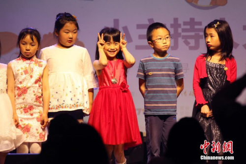 當(dāng)?shù)貢r(shí)間6月9日，一位小選手在加拿大多倫多參加華文媒體加拿大新動(dòng)力傳媒集團(tuán)主辦的小主持人大賽時(shí)展露開心表情。該項(xiàng)賽事最終從40余名參賽小選手中為加拿大首檔中文少兒電視節(jié)目《海貍家族》評(píng)選出首批15名小主持人。<a target='_blank' >中新社</a>記者 余瑞冬 攝