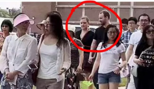  2017年6月29日陪著克里斯滕森參加“為章瑩穎祈福音樂暨游行”的 T.B.，為檢方重要證人。(ABC7視頻截圖)