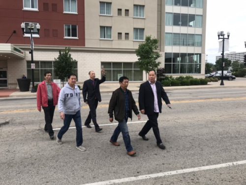 章家三口及男友侯霄霖進(jìn)入法院。(來源：美國《世界日報(bào)》特派員黃惠玲/攝影)