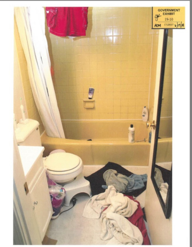 警犬曾在被告浴室水槽，聞到人體遺骸味道。(圖片來源：美國聯(lián)邦檢察官辦公室)