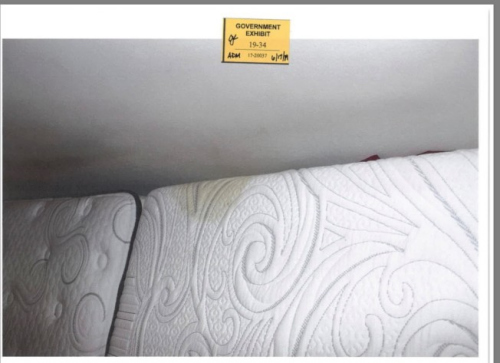 探員在被告床墊上發(fā)現(xiàn)疑似血跡。(圖片來源：美國聯(lián)邦檢察官辦公室)