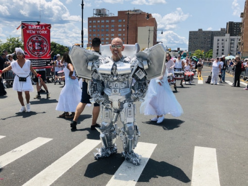 紐約上萬民眾精心打扮前來參與美人魚游行。(美國《世界日?qǐng)?bào)》/顏潔恩 攝)
