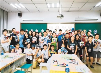 繪制臉譜課上，孩子們完成了一張張色彩斑斕、造型夸張的臉譜。(薛景文攝)