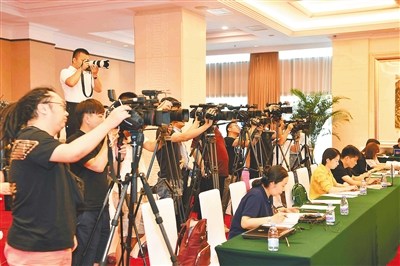 七月三日，公安部在北京召開(kāi)新聞發(fā)布會(huì)通報(bào)出臺(tái)支持海南全面深化改革開(kāi)放政策措施，吸引了國(guó)內(nèi)外眾多媒體關(guān)注。 本報(bào)記者 良子 通訊員 菅元?jiǎng)P 攝