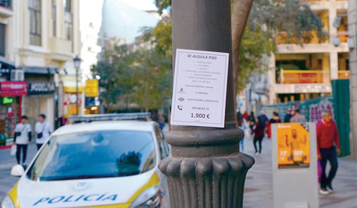 馬德里市中心繁華地段的路燈桿上，張貼著住宅招租廣告。（歐洲時(shí)報(bào)/孔慶銳 攝）