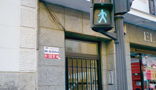 馬德里市中心一處住宅樓門前，張貼著住宅招租廣告。（歐洲時(shí)報(bào)/孔慶銳 攝）