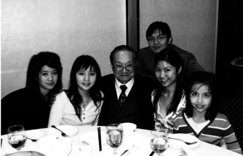 金庸與孫輩合照。右二為趙明。(來源：美國《世界日報》趙明提供)