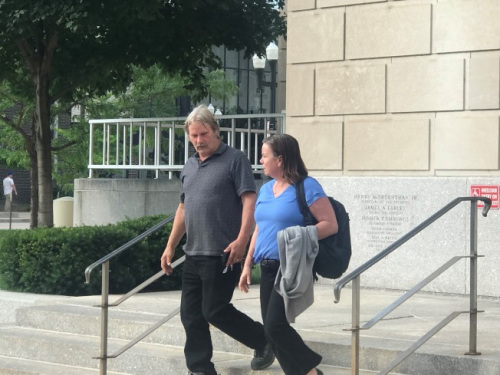 被告父親(左)預計9日出庭作證為兒子爭取獲得終身監(jiān)禁。 (來源：美國《世界日報》特派員黃惠玲 攝 )