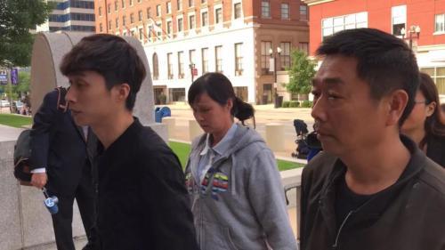 　章父章榮高(右)、母葉麗鳳(中)、弟弟章新陽(yáng)(左)。(圖片來(lái)源：美國(guó)《世界日?qǐng)?bào)》黃惠玲 攝)