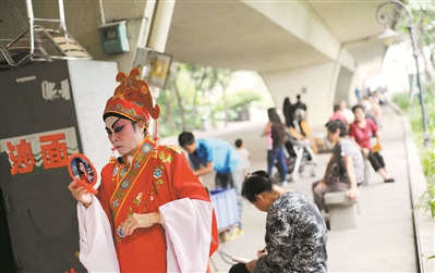 演出前，演員認(rèn)真檢查自己的著裝。