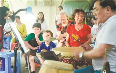 演出吸引了外籍小朋友專注的目光。