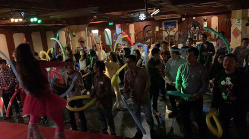 聯(lián)歡會上江門五邑青年載歌載舞。(秘魯《公言報》圖片)