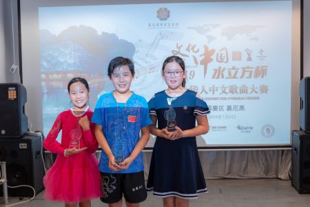 青少年組第一名王浩丞(中)，第二名伍佳葳(左)和第三名馬可心(右)