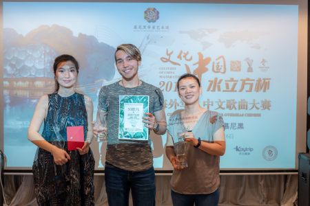 成人組第一名李亞德(中)，第二名鐘曉(右)和第三名褚格格(左)