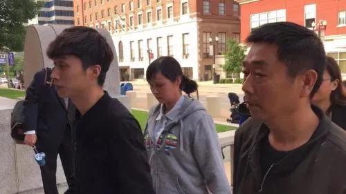 章父章榮高(右)、母葉麗鳳(中)、弟弟章新陽(左)。(圖片來源：美國《世界日報》特派員黃惠玲 攝)