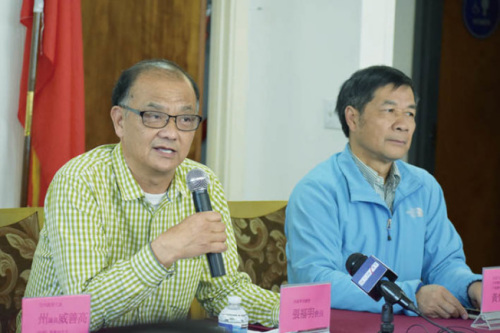 華商總會(huì)會(huì)長張福明(左)及寧陽總會(huì)館主席黃楚文聽取華人小區(qū)的意見心聲。(圖片來源：美國《世界日報(bào)》記者李秀蘭 攝)