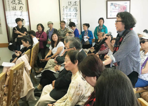 參加會(huì)議的鄭瑪莉(右面站立者)及許多華裔踴躍發(fā)言，分享心情。(圖片來源：美國《世界日報(bào)》記者李秀蘭 攝)