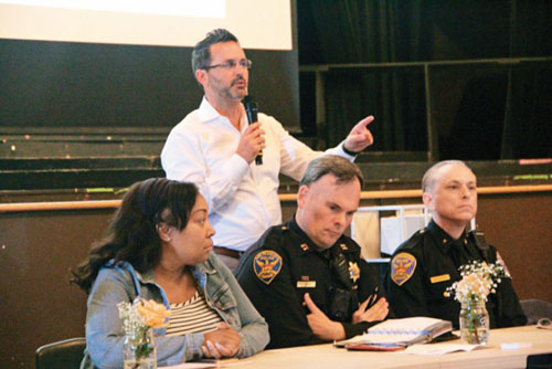 市議員安世輝(站立者)與市府各局官員在場回答提問。(美國《世界日?qǐng)?bào)》，記者李晗/攝影)