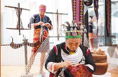 非遺傳承人王亞菊在省博展示黎族刺繡。本報(bào)記者 宋國強(qiáng) 攝