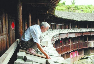 徐松生在維修土樓。