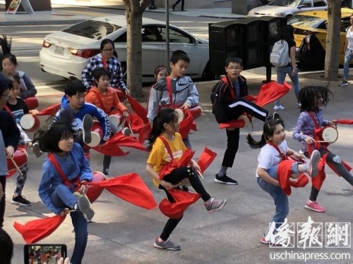 孩子們表演腰鼓舞。