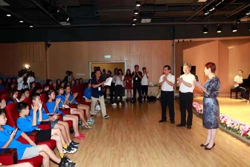 齊靜與華裔青少年們親切交流。賈廣超 攝