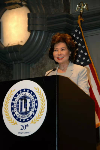 當地時間7月25日晚，趙小蘭在華盛頓應邀出席了第二十屆國際領袖基金會周年慶暨2019領袖人物與商業(yè)峰會晚宴并發(fā)表主旨演講。(來源：美中報道)