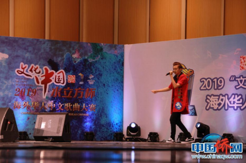 郝瑞然演唱《龍的傳人》 中國僑網(wǎng) 劉立琨 攝 郝瑞然演唱《龍的傳人》 中國僑網(wǎng) 劉立琨 攝