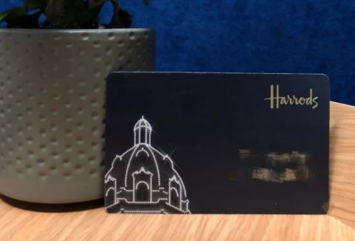 黑卡是哈羅德百貨最高等級(jí)的積分卡(來(lái)源：英國(guó)《華聞周刊》)