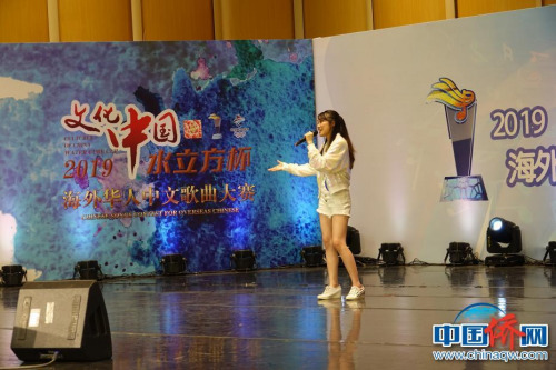 圖為來自澳大利亞墨爾本的李曉茜演唱《數(shù)人玩》。馬秀秀攝