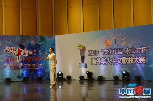 圖為來自智利圣地亞哥的王悅演唱《梅蘭芳》。馬秀秀攝