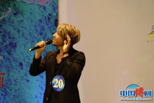 圖為來自德國慕尼黑的李亞德演唱《故鄉(xiāng)的云》。 馬秀秀攝