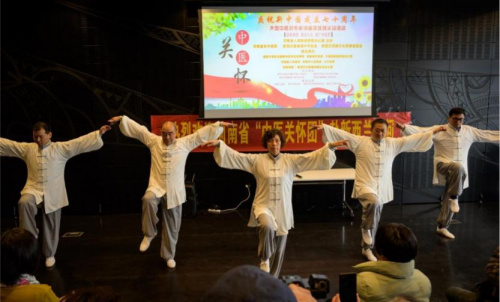 中醫(yī)專家們?yōu)楝F(xiàn)場(chǎng)觀眾演示華佗養(yǎng)生功-五禽戲。（新西蘭中華新聞通訊社/朱其平 攝）